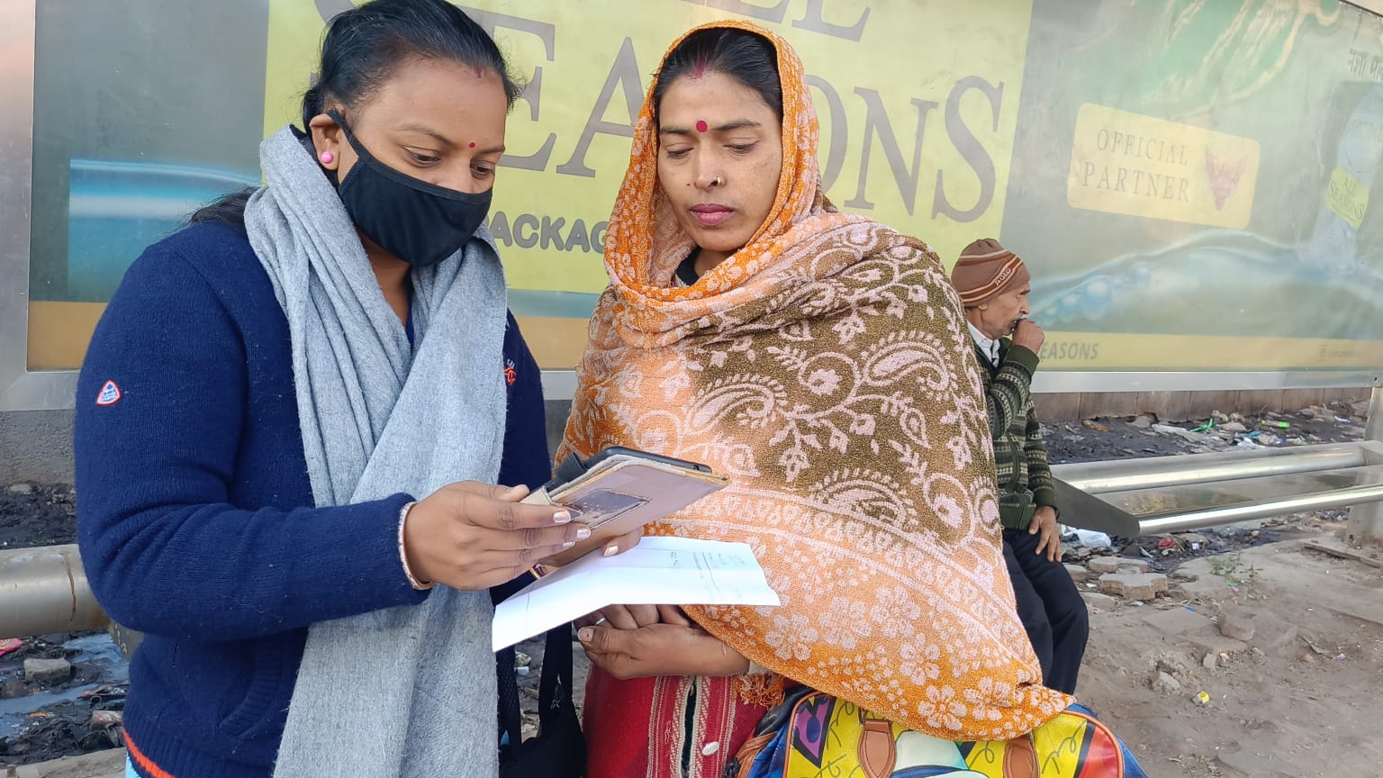 Survey fieldwork — a researcher interviews a respondent